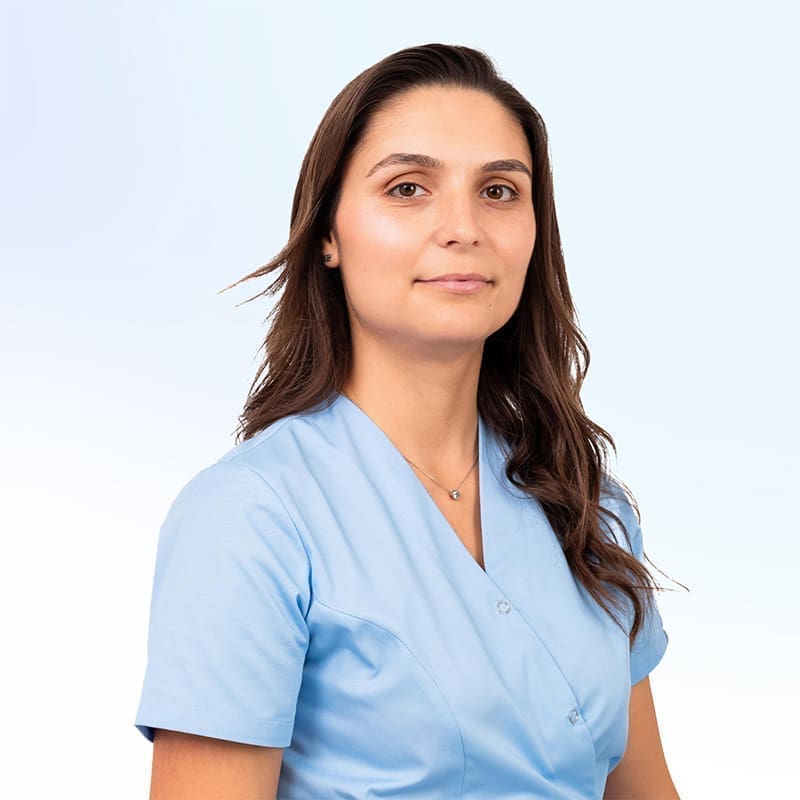 Asistentă medicală stomatologică Sanodent în uniformă albastră